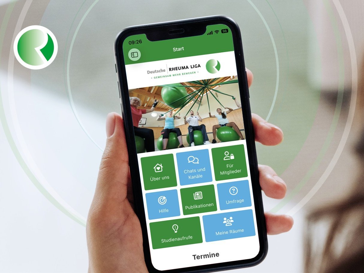 Die Startseite der App Team Rheuma ist auf einem Smartphone zu sehen.